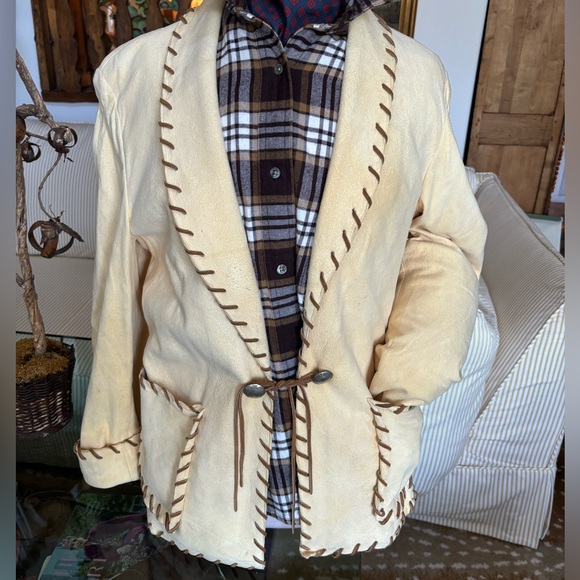 natural suede presents with a relaxed”non ironed look.